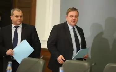 Депутатът от ВМРО Искрен Веселинов обяви, че лидерът му Красимир Каракачанов не е декларирал терасата си, защото такива били указанията на КПКОНПИ.