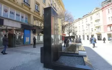 РЕАЛНОСТ "Гарибалди", усложнен с водната стена, заради която столичани коментираха, че "Графа" вече прилича на запуснато турско гробище.