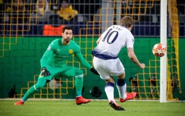 Хари Кейн бележи гола, с който "Тотнъм" спечели с 1:0 реванша срещу "Борусия" (Дортмунд). Английският тим се класира напред с общ резултат 4:0.