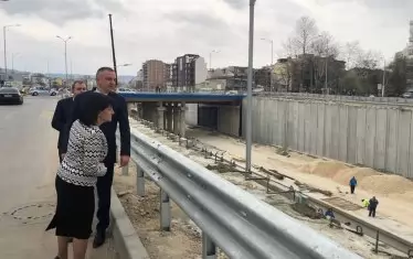 Караянчева намери време и да разнообрази културата, проверявайки в компанията на Иван Портних как се строи булевард.