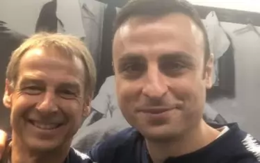 Бербатов позира заедно с един от славните си предшественици в атаката на "Тотнъм" - Юрген Клинсман.