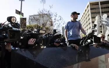 Журналисти чакат пред сградата на съда в Лос Анджелис. 