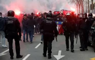  Полицейски служители в Барселона се готвят да посрещнат войнствено настроените фенове на "Олимпик" (Лион), които са се запътили към ст. "Камп Ноу".