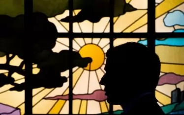 Рейтингът на Макрон се срина зловещо през миналата година, като почти счупи рекорда по непопулярност на Оланд. В началото на 2019 г. Макрон успя да го възстанови с няколко процента, но с цената на тежък популизъм и подмазване на „жълтите жилетки“. На снимката -  Макрон на фона на стъклопис в резиденцията на префекта в Бордо.