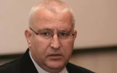 Светослав Малинов:
ЕДНО КЪМ ЕДНО

Светослав Малинов: 

За съжаление, не успях да се включа във вота, тъй като полетът на "Луфтханза" София - Франкфурт № 1427 кацна със закъснение от един час. То се оказа фатално, за да успея да се придвижа навреме от летище Франкфурт до пленарната зала на парламента. Причината е срив в компютърната система на летище Франкфурт. Поради закъснението и създалия се хаос на летището беше невъзможно да стигна в сградата на ЕП преди 18 ч. и да гласувам за премахването на точката от дневния ред за седмицата. В тази ситуация бяха още десетки мои колеги. Неслучайно в гласуването са взели участие само 310 от общо 751 европейски представители.

