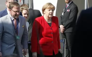  Германският канцлер Ангела Меркел пристига за лидерската среща на ЕНП в Брюксел вчера, часове след като Политическата асамблея на партията гласува да замрази членството на унгарската управляваща партия Фидес.