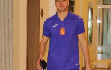 Третият вратар Димитър Евтимов се е запътил към фотосесията, в която взеха участие вчера националите.