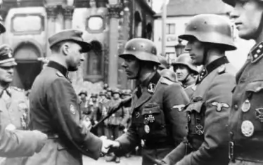 Най-малко 15 000 белгийци са се били на Източния фронт за нацистка Германия. 