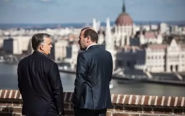 Напрежението с Орбан стигна дотам, че на 12 март Манфред Вебер отиде да се срещне с него в Будапеща и да се разберат ще я бъде ли ФИДЕС в ЕНП.
След срещата не останахме с впечатление, че се е решило нещо кой знае какво. А Орбан оставя и впечатлението, че не му пука особено дали ще го изключат от ЕНП или не.