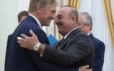  Говорителят на Кремъл Дмитрий Песков (вляво) се прегръща с турския външен министър Мевлут Чавушоглу при негова визита в Москва. 