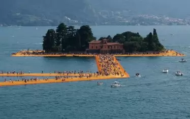  "Плаващите кейове", юли 2016 г. Инсталацията представлява плаваща пътека с дължина 3 km в езерото Изео в Италия.