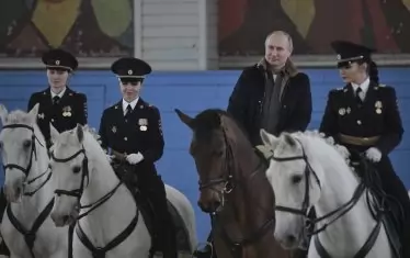 За 8 март Путин поязди заедно с жени полицаи