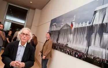 Кристо в Бундестага в Берлин през 2015 г., когато се честваха 20 години от опаковането на сградата през 1995 г.