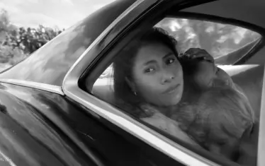  Ялица Апарисио в ролята на слугинята Клео.