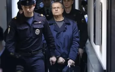 През 2017 г. руски съд постанови присъда от 8 години затвор при строг режим за бившия руски министър на икономиката Алексей Улюкаев. Той бе признат за виновен за вземане на подкуп в размер на 2 милиона долара в централата на петролната компания "Роснефт". По време на процеса подсъдимият твърдеше, че е станал жертва на провокация, организирана от шефа на компанията Игор Сечин, който се смята за новия сив кардинал в Кремъл. 

 

Улюкаев е първият високопоставен руски представител, осъден за корупция през 18-те години на власт на Владимир Путин. 