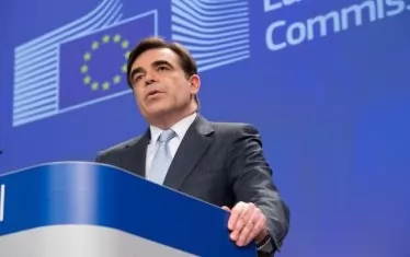 Маргаритис Схинас, говорител на ЕК:


"Генералният секретар на Европейската комисия е познавал много слабо въпросната колежка. Той се е срещнал с нея само два пъти – първия, за да я представи на председателя на комисията като директор, и втория на по-голяма среща. Не е имал контакти с нея извън тези срещи, нито пък ѝ се е обаждал".