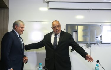 СДС е марка. И тази марка (не знам защо) има най-голяма стойност в очите на Бойко Борисов. Истина е, наблюдавам го още от 2006. Защо е така, прав ли е Борисов, или витае в някакви романтични мечти? Той си знае. Но уважението към марката вдига нейната цена.