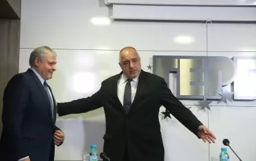  СДС е марка. И тази марка (не знам защо) има най-голяма стойност в очите на Бойко Борисов. Истина е, наблюдавам го още от 2006. Защо е така, прав ли е Борисов, или витае в някакви романтични мечти? Той си знае. Но уважението към марката вдига нейната цена.