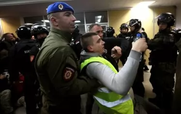 Спецчастите извеждат демонстранти от сградата на държавната телевизия