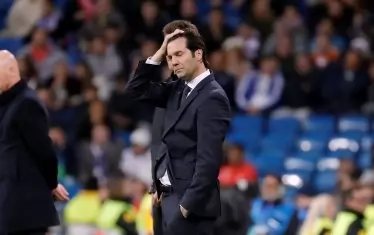  Треньорът Сантяго Солари се държи за главата след поредния гол на "Аякс". Аржентинецът влезе в конфликт с някои играчи, което допринесе за слабото представяне на тима.