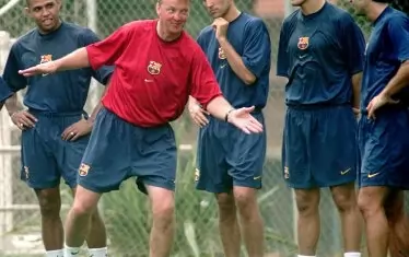 Ван Гаал обяснява тактиката си на четирима играчи на "Барселона" през лятото на 1998 г. През сезона той даде шанс на младия Шави, а година по-късно и на Карлес Пуйол.