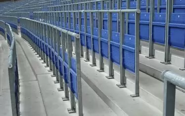 Трибуната за правостоящи на "HDI Арена" в Хановер - през преградите не може да се преминава от ред на ред и така да станат масови стъпквания на зрители.