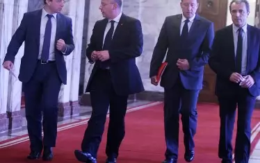  В позицията на управляващи страната през 2013 г. Янаки Стоилов, Сергей Станишев, Ангел Найденов и Пламен Орешарски - от ляво на дясно, отиват на заседание на КСНС.  