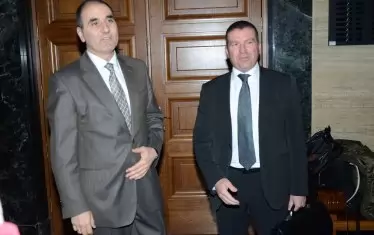  Зам.-шефът на ГЕРБ Цветан Цветанов и адвокатът му Менко Менков преди едно от делата, които се водеха в Софийски градски съд срещу него. 