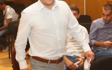 Беше ясно - или Радан, или Стефан. Двама наведнъж бе невъзможно. Както е невъзможно да влезе цяла ПГ в Народното ни събрание.