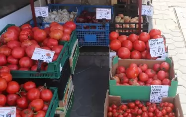  Разбира се, няма по-важен въпрос от цената на доматите и кризата със свинското.