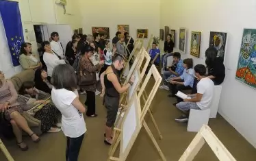 Нощ на музеите в Художествената галерия в Исперих - деца рисуват сред картини от изложба на Здравко Батенбергски.