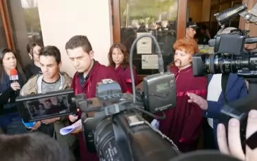  Съдия Иво Хинов и колегите му от съдийския състав бяха изпратени с освиркания от привърженици на Иванчева и Петрова.