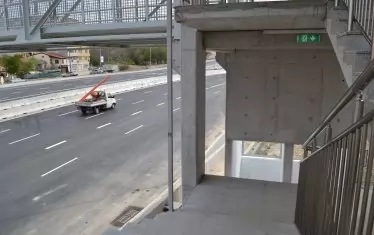 Пасарелка без парапет - в дните покрай Великден по нея минаваха хора.