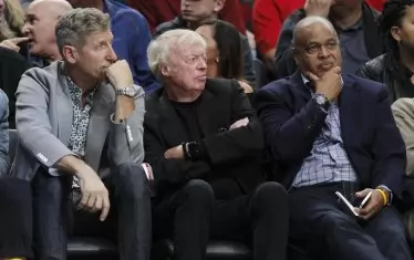 Основателят на Nike Фил Найт (в средата) категорично не бил съгласен с новото мото.