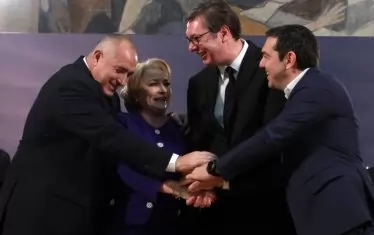 Трима обичащи медийната шумотевица покрай себе си мъже - българският премиер Бойко Борисов, сръбският президент Александър Вучич и гръцкият премиер Алексис Ципрас (от ляво на дясно), бързо успяха да приобщят една жена - министър-председателя на Румъния Виорика Данчила, към идеята си за обща кандидатура за европейско и световно първенство по футбол.