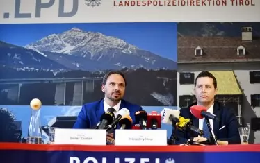 Дитер Чефан (вляво) от австрийската федерална полиция и Хансйорг Майр, говорител на прокуратурата на Инсбрук, разказват детайли по акцията в Зеефелд и Ерфурт.