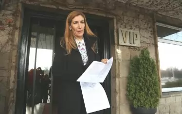 Николина Ангелкова дава обяснения за апартамента си на летище София.