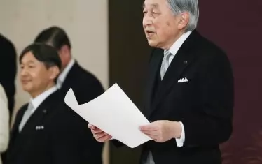  ПРОФИЛ

Акихито е първият японски император, който се ожени за дъщеря на индустриалец, който не е благородник. Акихито и императрица Мичико отглеждат сами трите си деца - Нарухито, Акишино и Саяко, без дойки и учители. Акихито и Мичико се стремяха да изгладят отношенията в цяла Азия, която пострада от политиката на Япония преди и по време на Втората световна война, с многобройни посещения в чужбина. През 1992 г. той стана първият японски монарх, за когото се знае, че е посетил Китай, и каза, че изпитва "дълбока тъга" за "нещастния период, когато моята страна причини големи страдания на народа на Китай". Акихито и Мичико са обичани от народа, защото се стремяха да изградят имидж на "монархия на средната класа" и да приближат императорското семейство до хората.