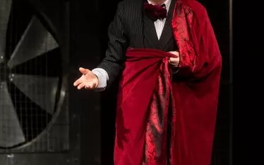 Стефан Мавродиев се справя със сложната роля.