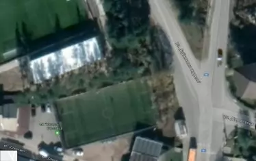 Изсечени са напълно дърветата между административната сграда и помощното игрище на стадиона.  