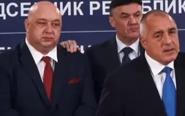 Борислав Михайлов ползва Кралев за опора по време на конфузната ситуация на пресконференцията в Белград през декември 2018 г. Няма и година по-късно обаче Кралев и държавата отказаха да подкрепят повече този президент на БФС.