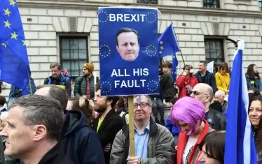 Активисти срещу Брекзит носят плакат с лика на главния виновник за безизходицата, в която се намира в момента Великобритания - бившият премиер Дейвид Камерън. Веднага след референдума през юни 2016 г. той се оттегли.