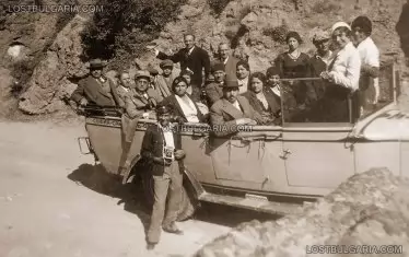 Романът на Милен Русков е вдъхновен от тази действителна снимка на омнибуса София-Самоков-Чамкория преди близо сто години, публикувана в сайта Lost Bulgaria.