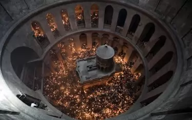 Всъщност Благодатният огън, с който палим кандила и свещи на Великден, е резултат от Светата светлина (Άγιον Φως ) – свръхестествената енергия, озарила Гроба на Христос в часа на неговото възкресение на 5 април 33 г. 