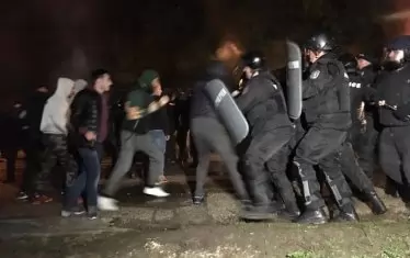 Засега полицията успя да попречи на протестиращите да стигнат до ромските къщи