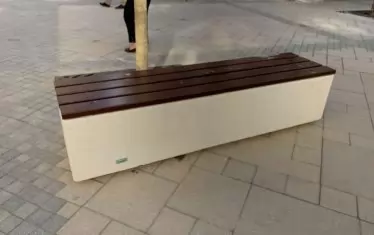  Тази пейка от лят камък, която вече е монтирана на площад "Гарибалди", струва 8922 лв.