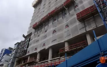  Дни преди официално да излезе заповед за спирането на "Златен век", инспирирана от премиера Бойко Борисов, около строежа се наблюдава суматоха. Камиони с пясък и друга тежка техника предизвикаха вчера задръстване в "Лозенец", сигнализираха бдителни читатели. Освен че строителството трябва да бъде спряно, изпълнителят има указания и за отстраняване на някои нередности, напр. укрепване на изкоп.