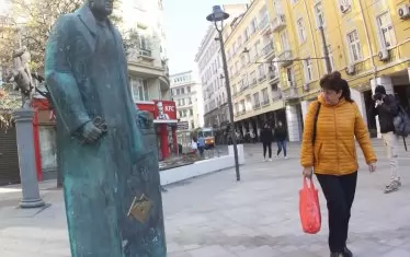 В момента се внушава, че цялата нация е крадлива, всички партии са крадливи и всеки би бил крадлив на тяхно място, но само един е този, който „реже глави“.