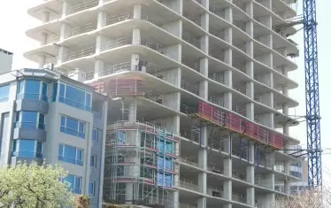  Небостъргачът, който според компетентните органи е законен и незаконен.