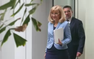  Регионалният министър Петя Аврамова заяви, че участъкът Мездра-Ботевград е приоритетен за правителството. В същото време пътищата в Северозапада са в окаяно състояние.